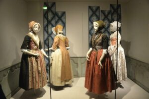 Musées en Provence : Le musée Provençal du Costume et du Bijou